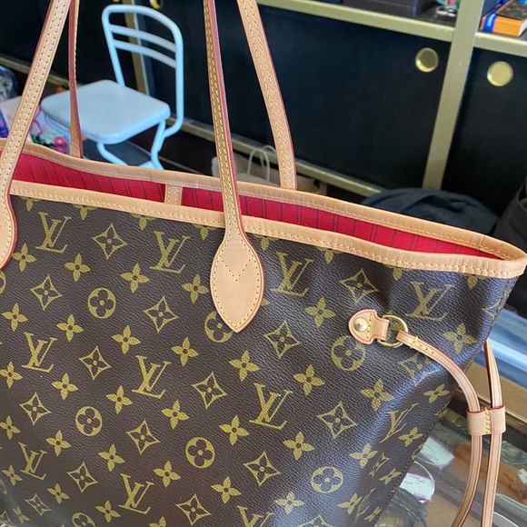 Authentic Louis Vuitton Pink Monogram V Neverfulll MM - Picture 8 of 14